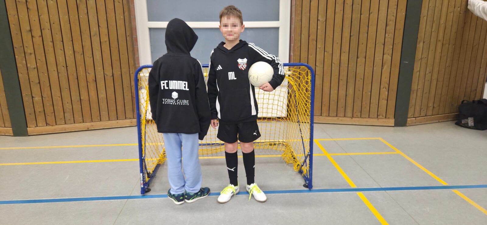 Zwei Kinder der F-Jugend des FC Ummel in der neuen Teambekleidung