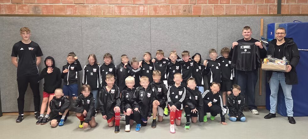Mannschaftsfoto der F-Jugend des FC Ummel e. V. mit Trainern und Tobias Gube